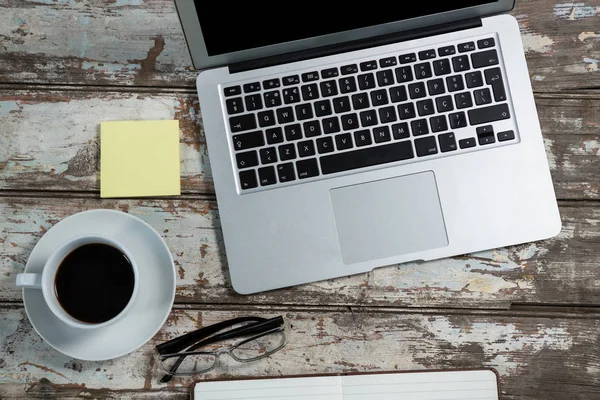 Accesorios para ordenador portátil y oficina con taza de café — Foto de Stock