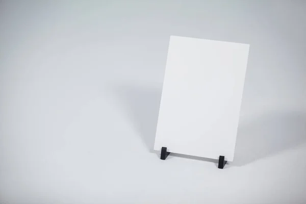 Cartello bianco posto su uno stand — Foto Stock