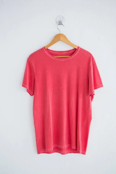 Розовая футболка на вешалке — стоковое фото