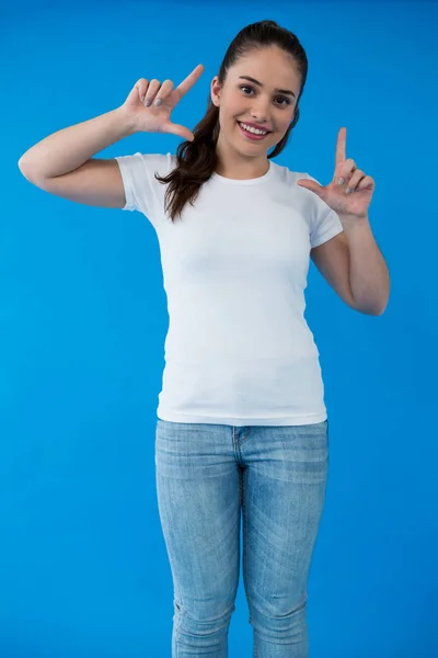 Красивая женщина в белой футболке — стоковое фото