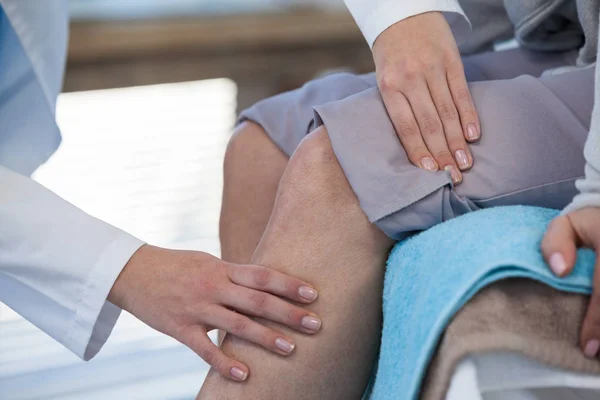 Lekarza przeprowadzającego badanie kolana pacjenta — Zdjęcie stockowe