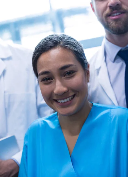 Enfermera sonriente de pie en el hospital — Foto de Stock