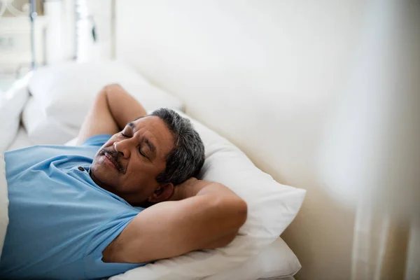 Idősebb ember alszik a hálószobában ágy — Stock Fotó
