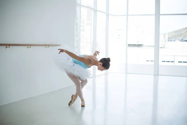 Балерина занимается балетным танцем — стоковое фото