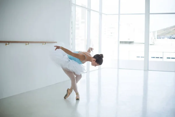 Bailarina praticando dança de balé — Fotografia de Stock