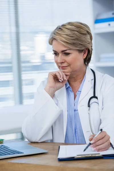 Médica trabalhando em sua mesa — Fotografia de Stock