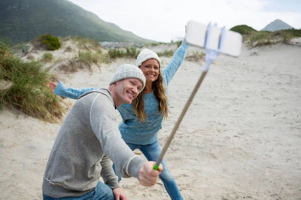 Pár s selfie z selfie stick — Stock fotografie