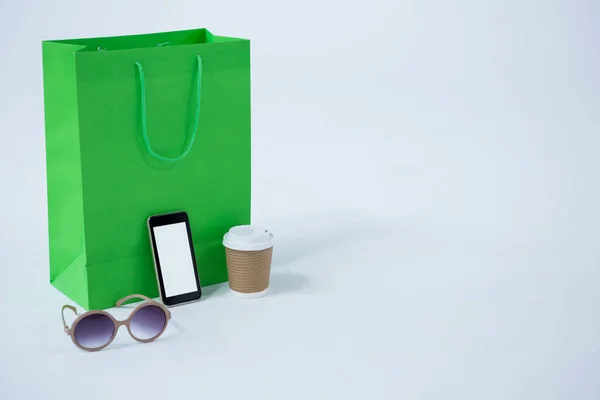 선글라스와 전화 쇼핑 가방 — 스톡 사진