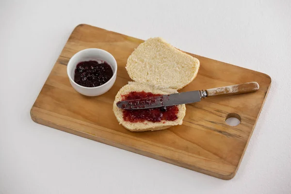 Bread with jam and knife — Stock Photo, Image