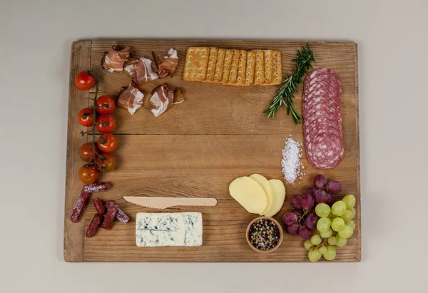 Roquefort cheese, biscuits and ham — Stock Photo, Image