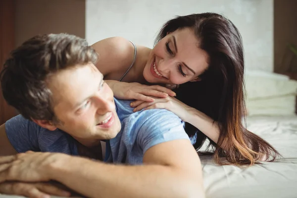 Casal romântico relaxante na cama — Fotografia de Stock