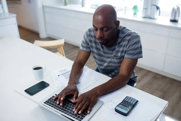 Man met laptop in de keuken — Stockfoto