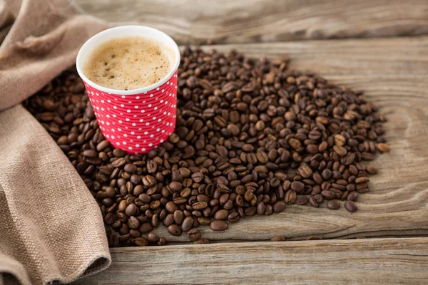 Кава з кавовими зернами — стокове фото