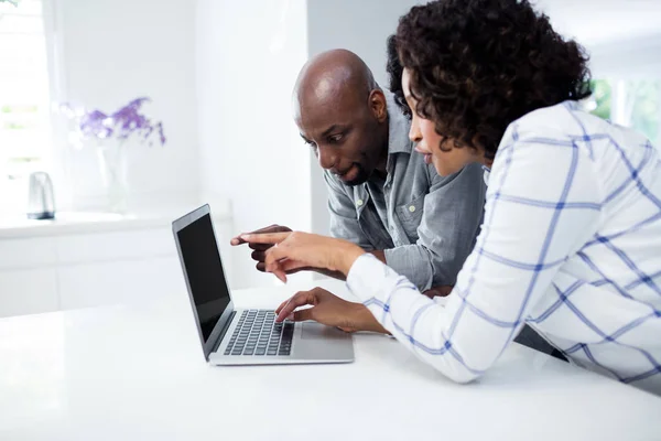 Par med laptop i vardagsrum — Stockfoto