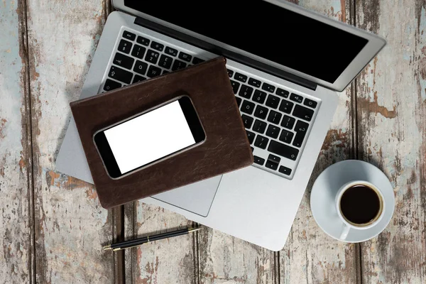 Ordenador portátil, smartphone, café con diario — Foto de Stock