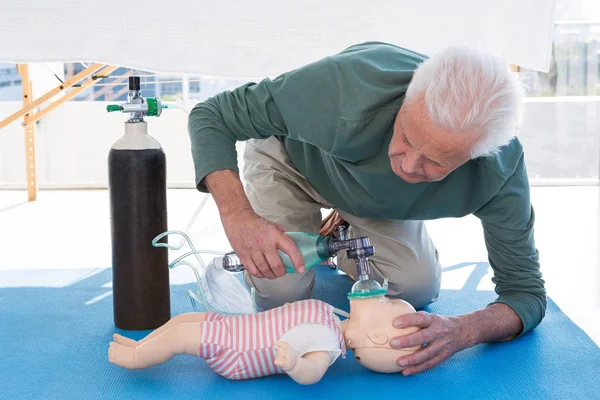 Paramedic practicing resuscitation on dummy — Stock Photo, Image