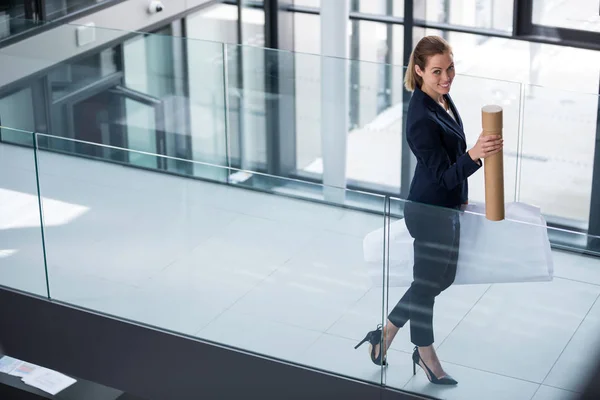 Podnikatelka stojící na chodbě kanceláře — Stock fotografie