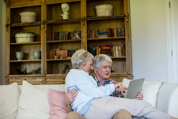 Oudere paar met behulp van digitale tablet — Stockfoto