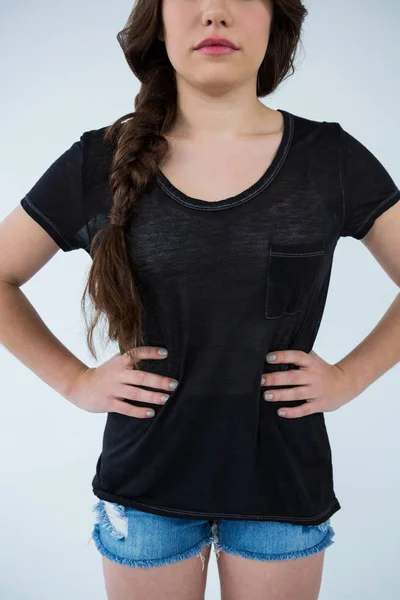 Vrouw in zwarte t-shirt en hotpants — Stockfoto