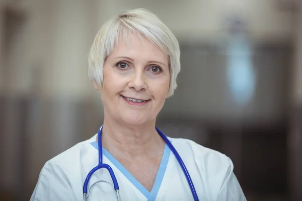 Krankenschwester steht im Flur — Stockfoto