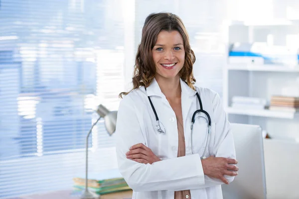 Kobieta lekarz stojący z rękami skrzyżowanymi — Zdjęcie stockowe