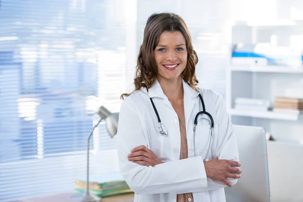 Doctora de pie con los brazos cruzados — Foto de Stock