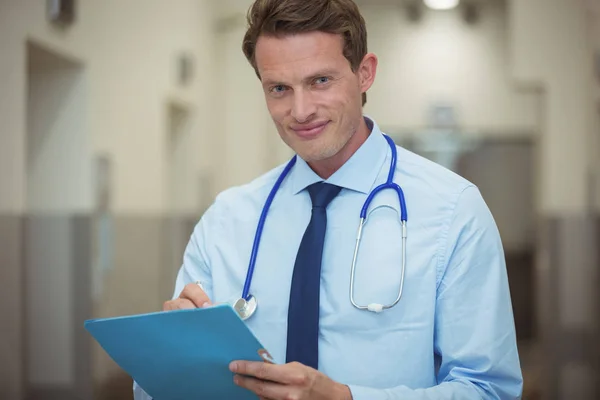 Лікар пише на кишені в коридорі — стокове фото
