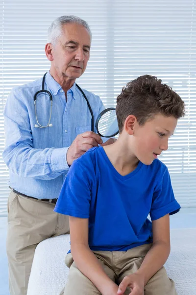 Doctor examining the patient — Stock Photo, Image