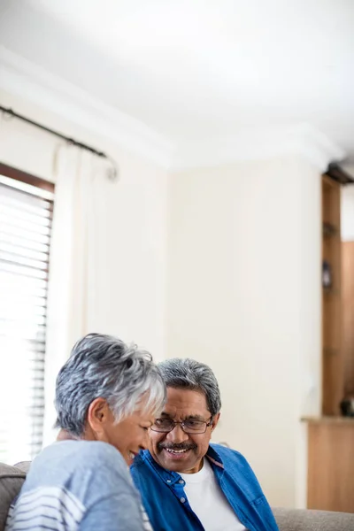 Pareja mayor sonriendo juntos —  Fotos de Stock