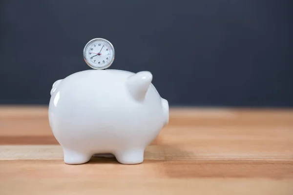 Close-up van piggy bank en klok — Stockfoto