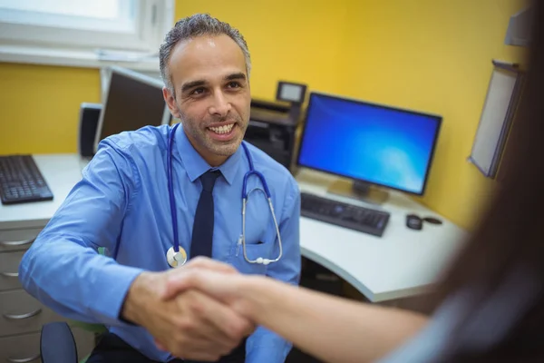 Arzt schüttelt Patient während des Besuchs die Hand — Stockfoto