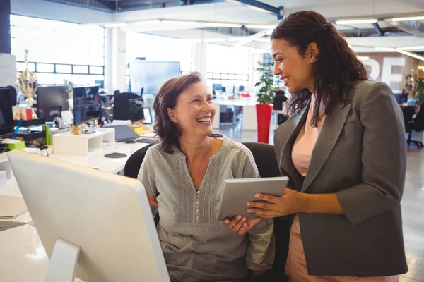 Ejecutivos de negocios usando tableta digital — Foto de Stock