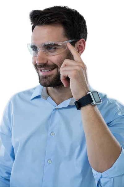 Hombre con gafas protectoras y reloj inteligente —  Fotos de Stock