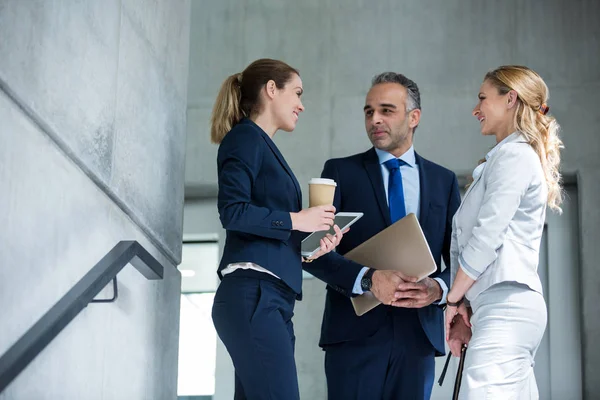 Collega's interactie met elkaar — Stockfoto