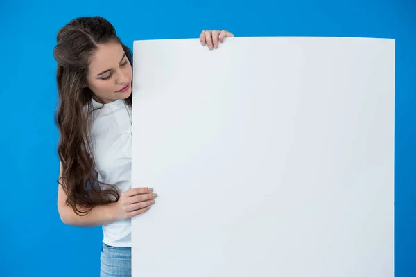 Mulher segurando um cartaz em branco — Fotografia de Stock