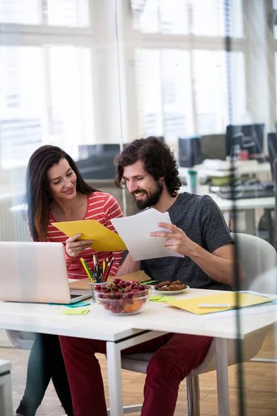 Graphic designers working at desk — Stock Photo, Image