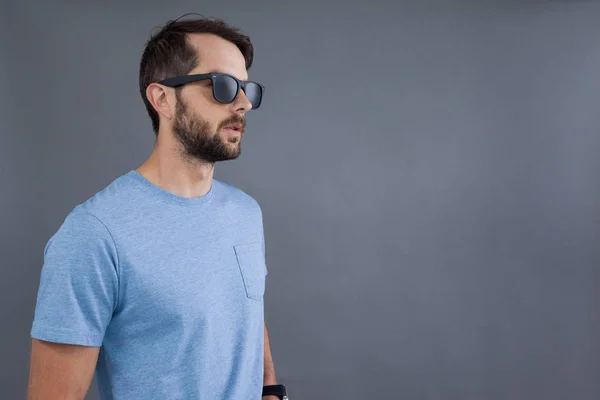 Hombre en camiseta azul y gafas de sol —  Fotos de Stock