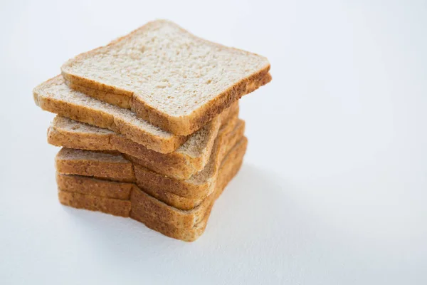 Brot in Scheiben auf weißem Hintergrund — Stockfoto