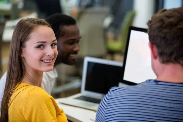 Grafikdesignerin arbeitet mit Kollegen — Stockfoto