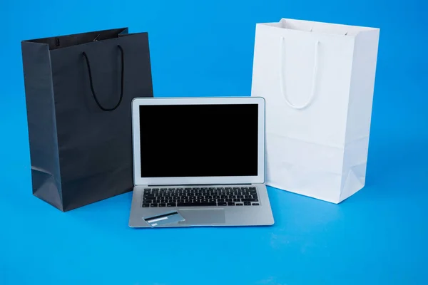 Τσάντες για ψώνια και πιστωτική κάρτα με φορητό υπολογιστή — Φωτογραφία Αρχείου