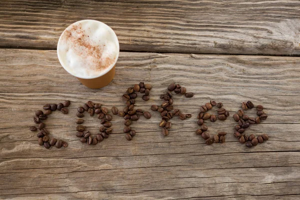 Grains de café arrangés en mot de café — Photo