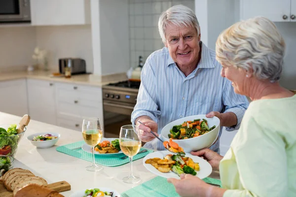 Couple aîné prenant le repas ensemble — Photo