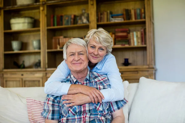 Pareja mayor abrazándose — Foto de Stock