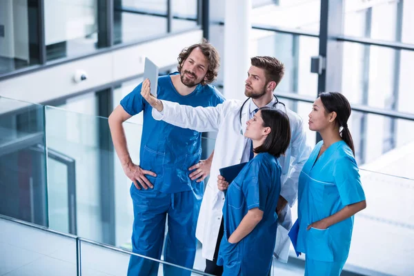 Cirurgiões, médico e enfermeiro olhando para tablet digital — Fotografia de Stock
