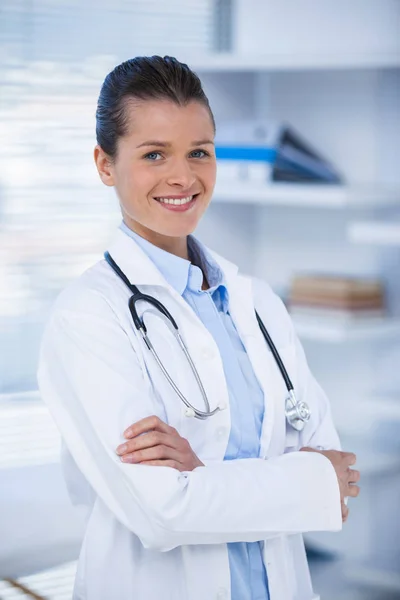 Kobieta lekarz stojący z rękami skrzyżowanymi — Zdjęcie stockowe