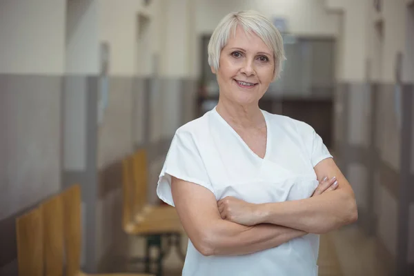 Kvinnlig sjuksköterska står i korridoren — Stockfoto