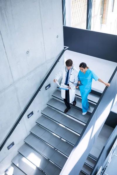 Médico y enfermera discutiendo sobre informe — Foto de Stock