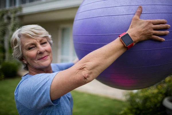 Senior vrouw uitoefenend met fitness bal — Stockfoto