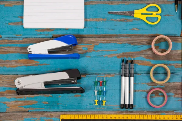 Блокнот, степлер, шпильки, продажі, лінійка і ручки — стокове фото