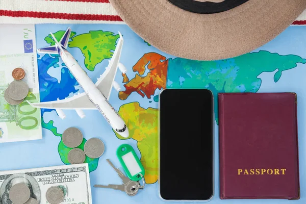 Карта, смартфон, паспорт и наличные — стоковое фото